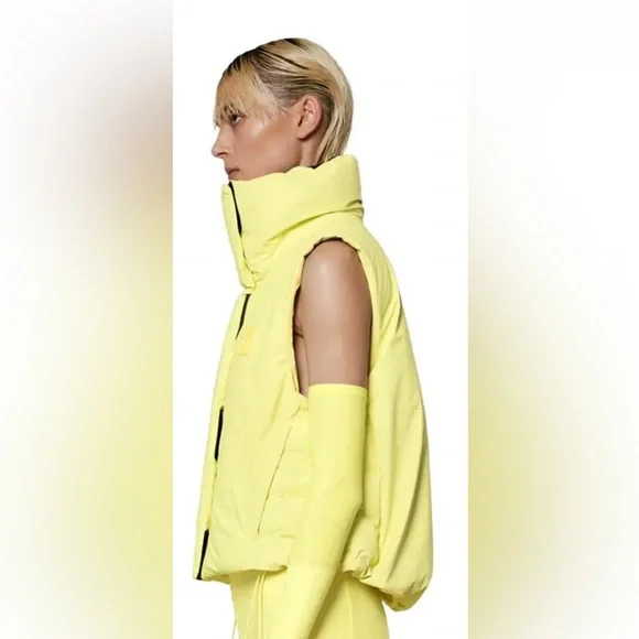 Rains NWT Women’s Loop W Vest. Size M. Color Straw ( yellow). Inside zip pocket - Picture 3 of 12